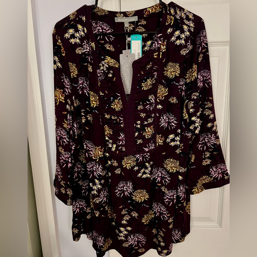 Daniel Rainn Plus-Size 2X Floral blouse- NWT- Patoke split neck knit top